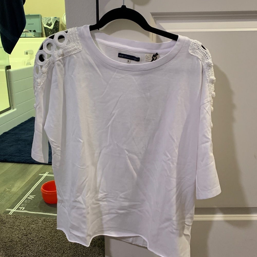 NWT Levi’s White top